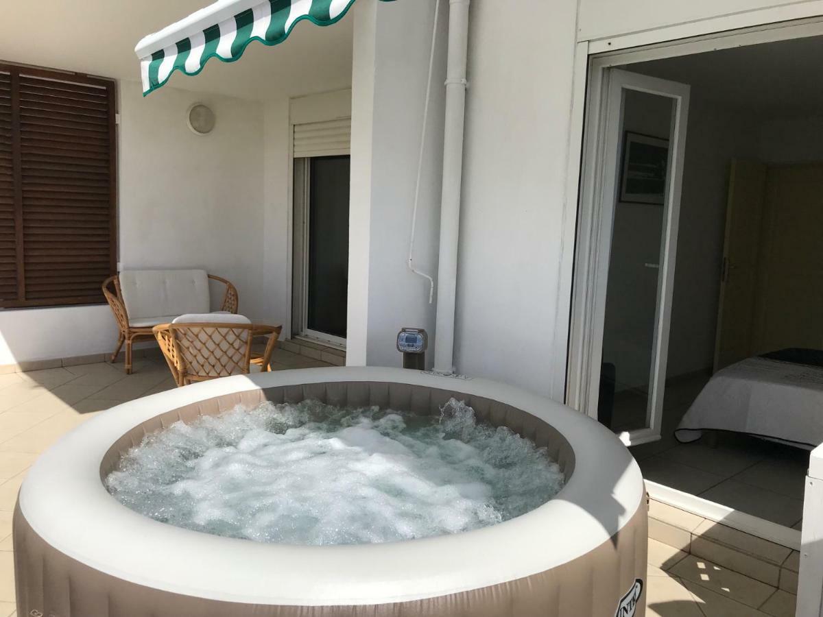 Meuble Homard Avec Jacuzzi Et Vue Mer Saint-Gilles-les Bains Luaran gambar